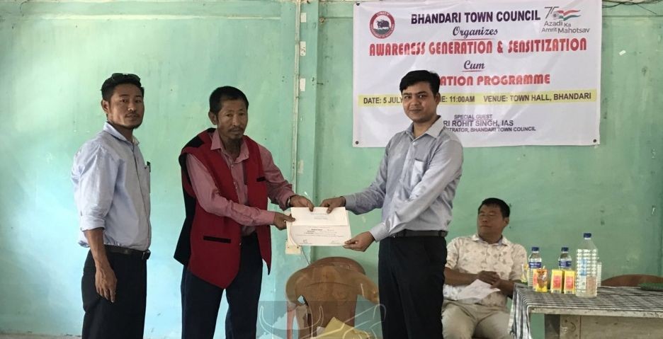 ADC Bhandari, Rohit Singh, IAS giving away the cleanest ward award to medical colony in Bhandari on July 5. (DIPR Photo)